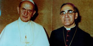 Monseñor Romero junto al papa Pablo VI. Aproximadamente un año antes de la muerte del pontífice. Foto:Arzobispado de San Salvador