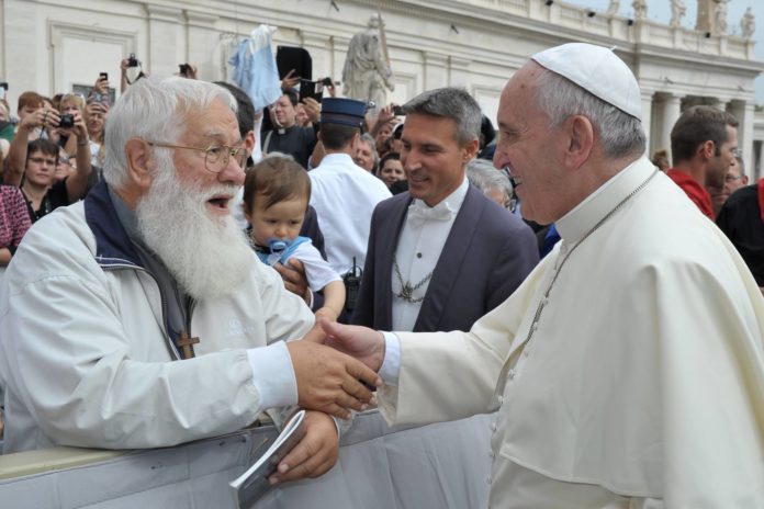 P. Flaviano Amatulli Valente con el papa Francisco en el Vaticano (2014).