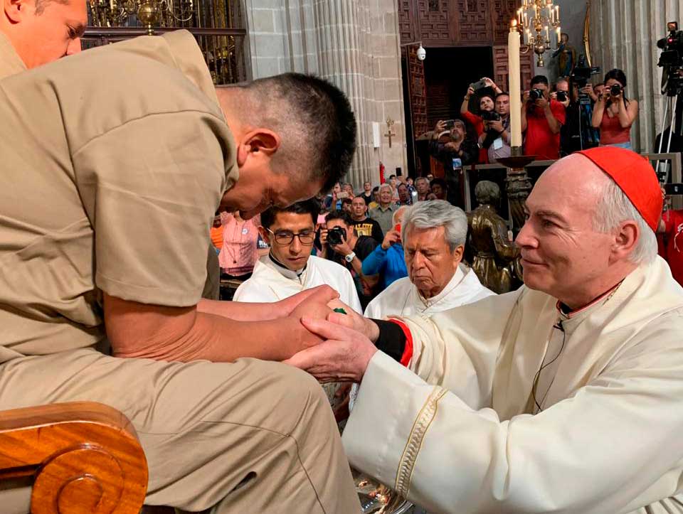 Cardenal Carlos Aguiar lava los pies a 12 presos en la Catedral Metropolitana