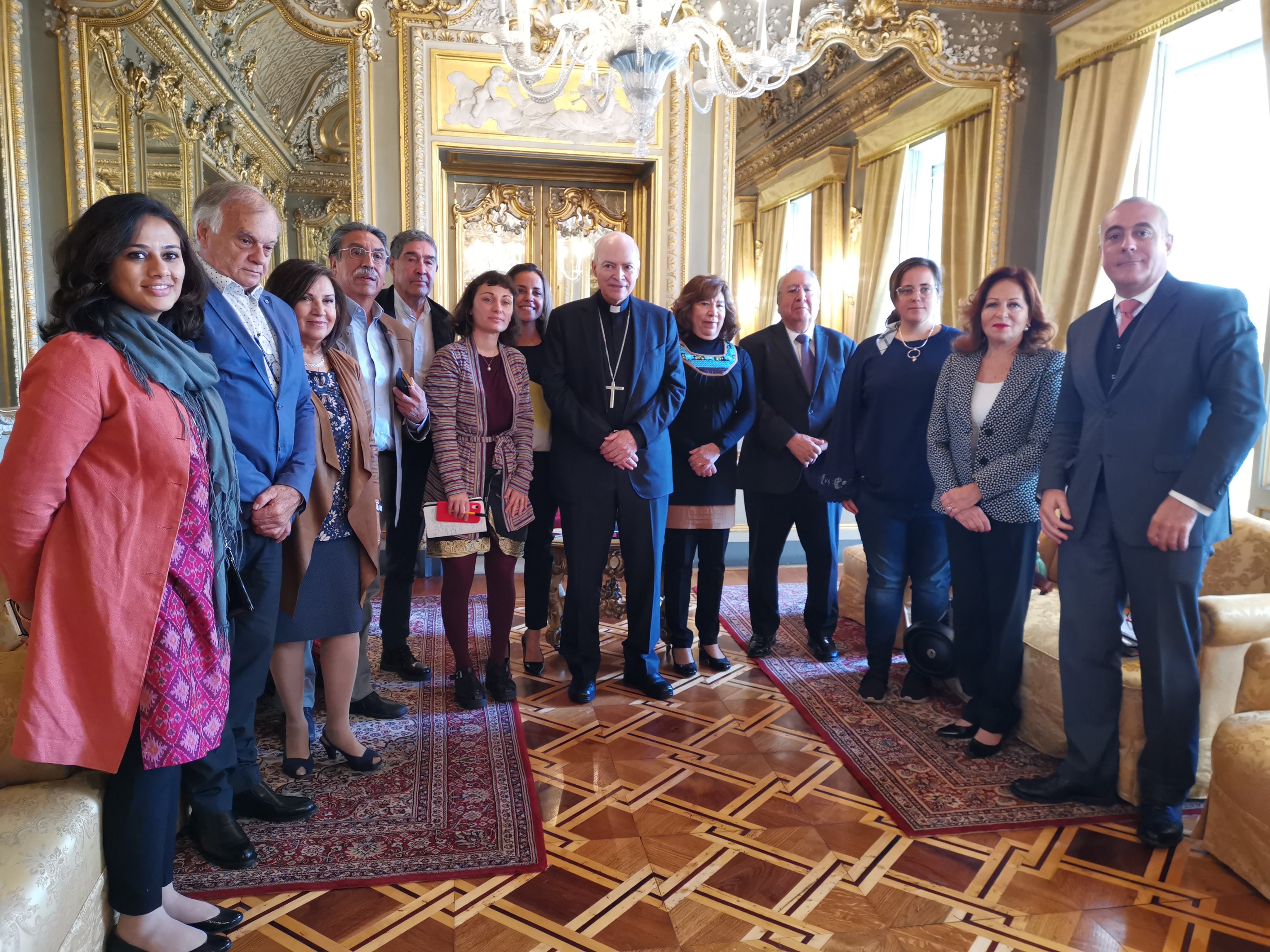 El cardenal Carlos Aguiar Retes en reunión con periodistas mexicanos en la embajada de México en la Santa Sede