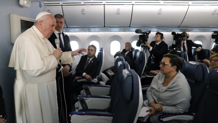 El Papa Francisco responde preguntas a bordo del avión que lo llevó de Japón a Roma