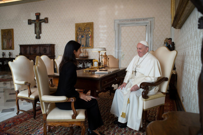 Virginia Raggi en audiencia con el Papa Francisco. Foto: Vatican Media